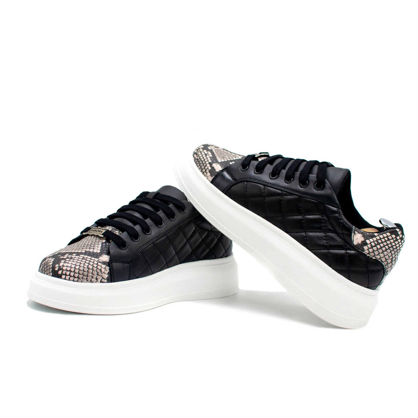 TENIS SNEAKERS EN PIEL GENUINA DE BECERRO CAPITONADO CON GRABADO DE PITÓN (BLANCO/NEGRO) - JOP203