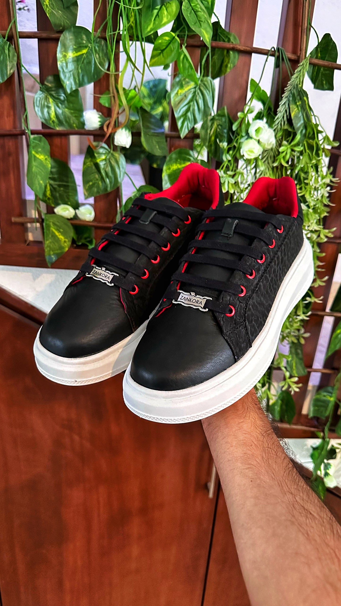 TENIS SNEAKER EN PIEL GENUINA DE CUELLO DE TORO NEGRO CON PIEL DE TERNERA - TND012