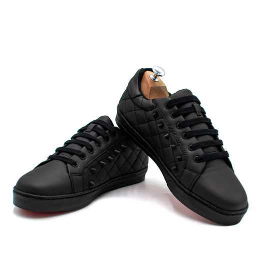 SNEAKER CAPITONADO EN PIEL DE BECERRO ITALIANO CON ESTOPEROLES EN LATERALES - JIQ902J