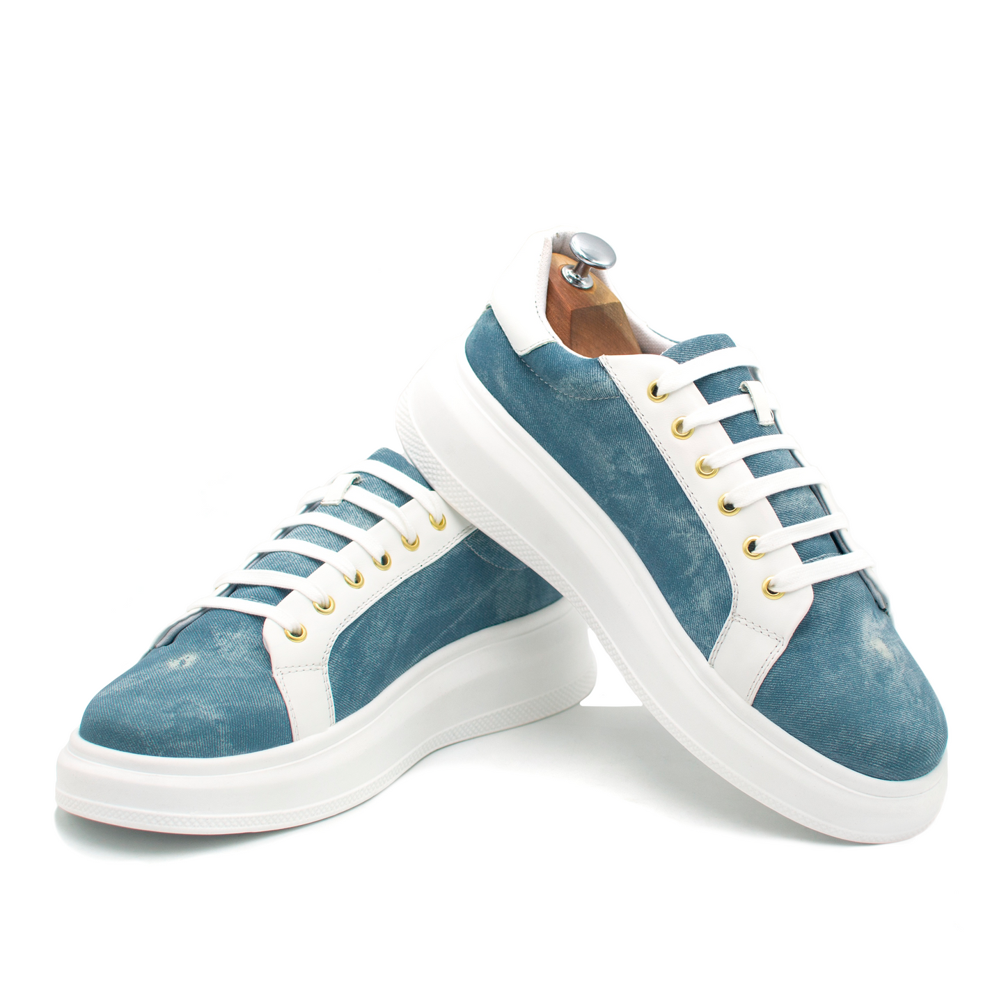 TENIS SNEAKERS EN PIEL GENUINA DE BECERRO CON SINTÉTICO ACABADO DE MEZCLILLA - UIE930O