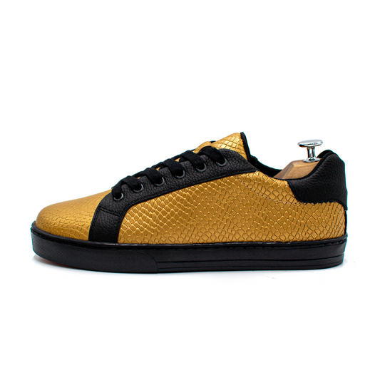TENIS SNEAKER EN PIEL GENUINA DE BECERRO ITALIANO CON GRABADO DE PITÓN DORADO - DKE902K