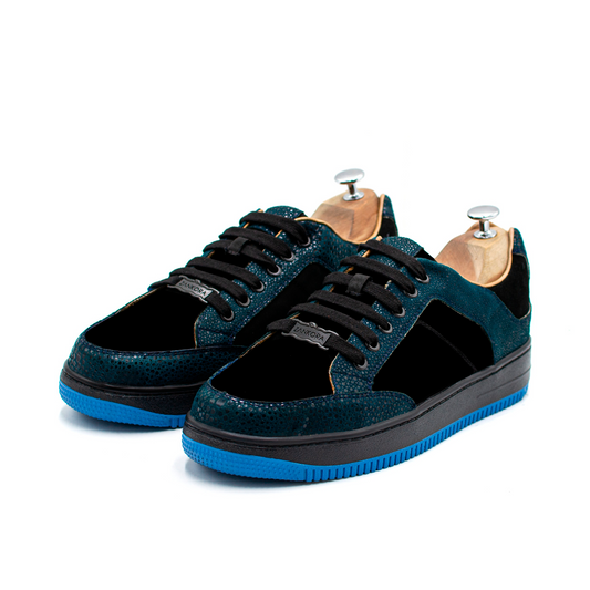 TENIS SNEAKERS EN PIEL DE CABRA AZUL CON ACABADO DE MANTARRAYA PULIDA Y NOBUCK - LOP092I