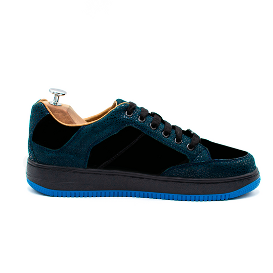 TENIS SNEAKERS EN PIEL DE CABRA AZUL CON ACABADO DE MANTARRAYA PULIDA Y NOBUCK - LOP092I