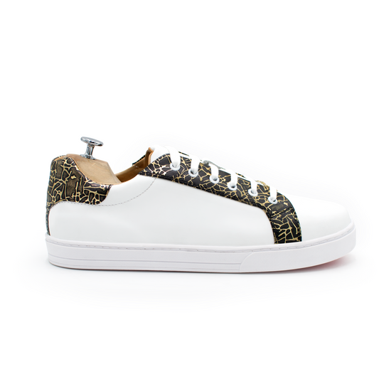 SNEAKERS DE BECERRO ITALIANO CON APLICACIONES NEGRO CON DORADO - DGE347L