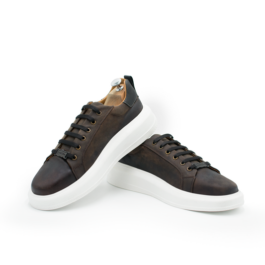 TENIS SNEAKERS EN PIEL CABRA ACABADO GRASSO COLOR CHOCOLATE - KJI988K